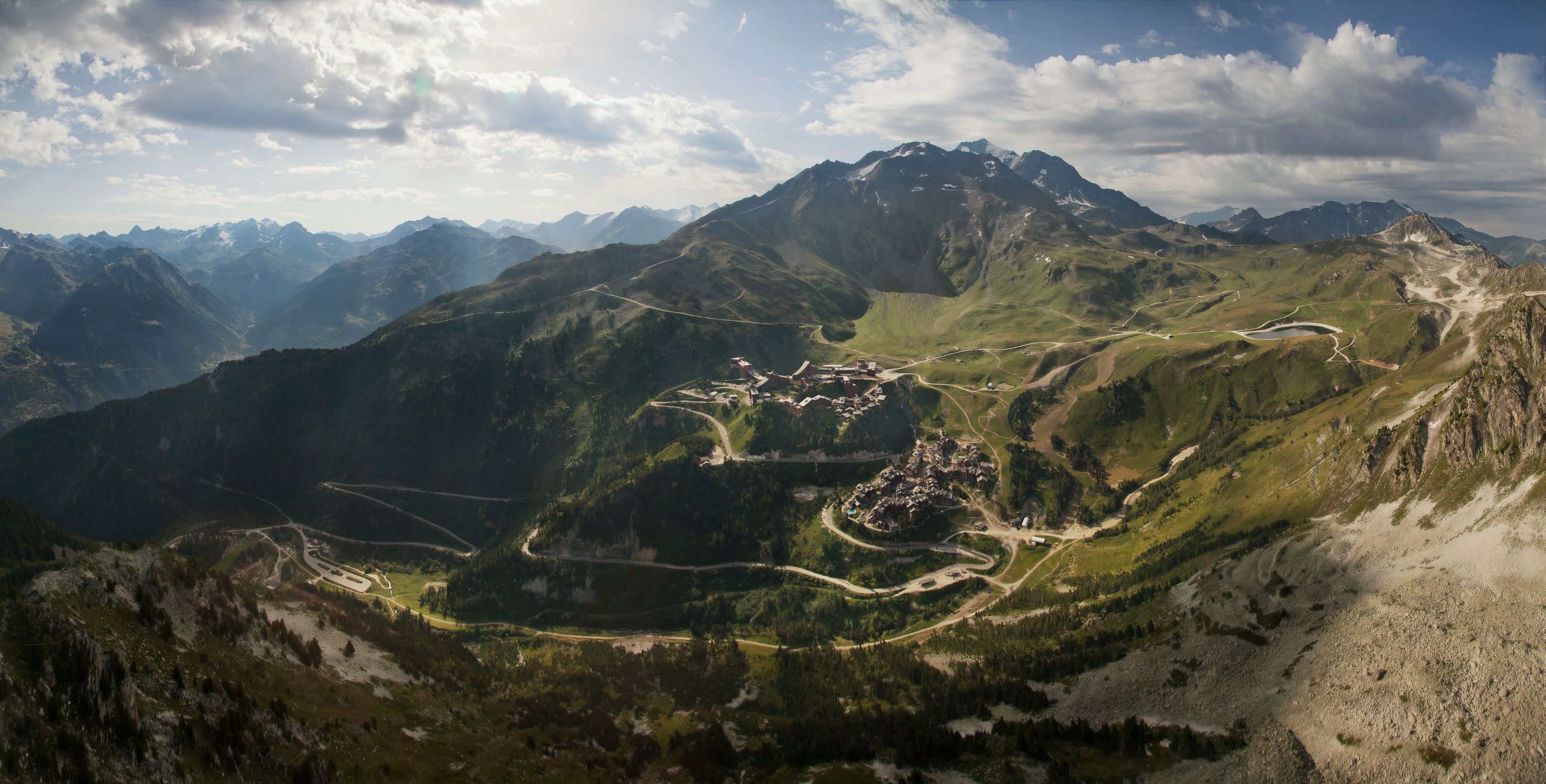 Les Arcs 1950 et 2000 vus du ciel